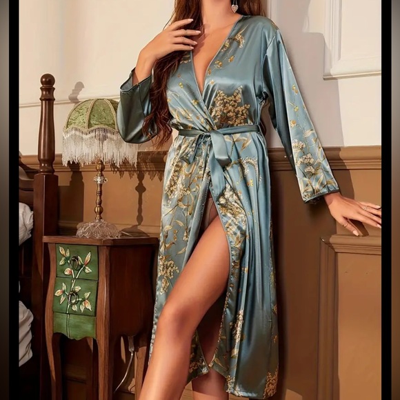 Beautiful satin robe - Picture 10 of 10